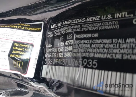 2018 Mercedes-Benz C 300 4Matic z USA, uszkodzony, nr VIN 55SWF4KB7JU265935